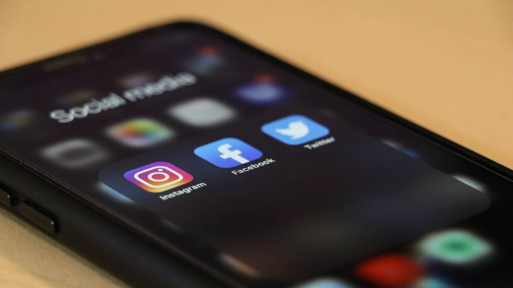 Una captura de pantalla de un teléfono con iconos de aplicaciones de Facebook, Instagram y Twitter, que representan plataformas populares de redes sociales.