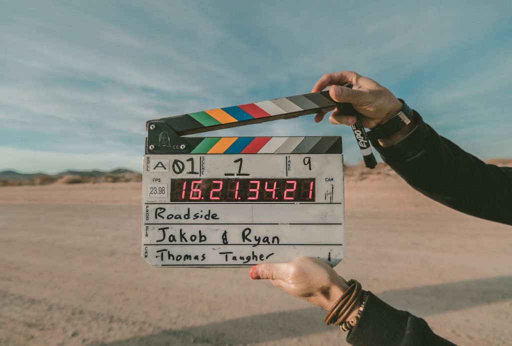 Una imagen de una claqueta, utilizada en la producción cinematográfica, que muestra información sobre la escena, la toma y los detalles de producción, lista para iniciar el rodaje.