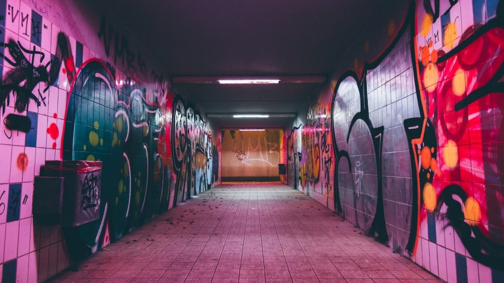 Colorido pasillo bordeado de grafitis